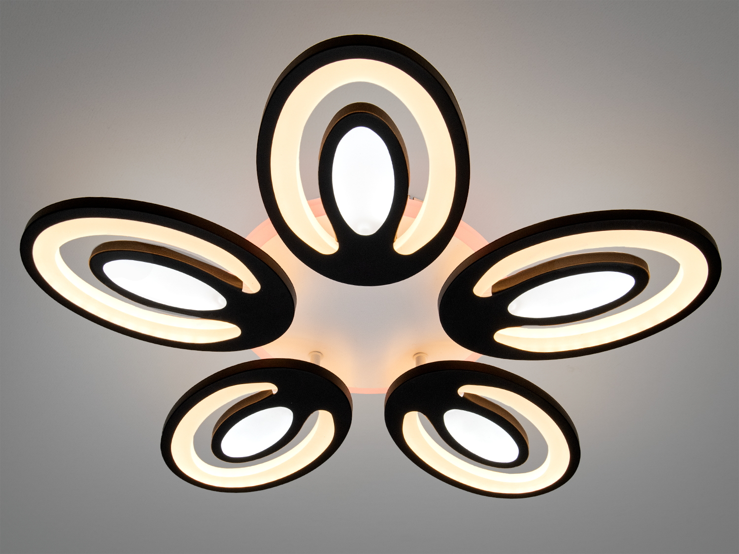 Стельовий світильник із теплим білим світлом, п′ять овальних елементів. Підходить для сучасного інтер′єру.