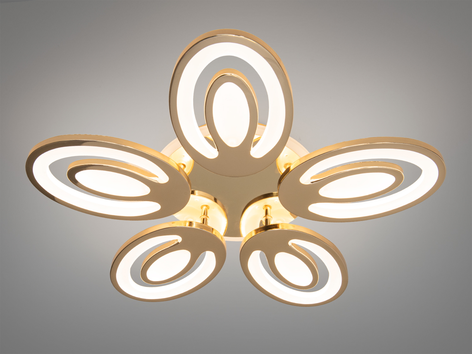 Стельовий світильник з п′ятьма овальними LED сегментами, що випромінюють яскраве світло. Ідеальний для просторих приміщень.