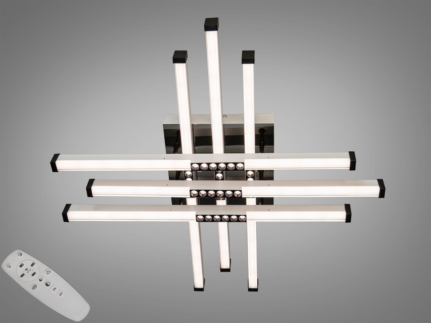 Стельовий світильник із шістьма горизонтальними LED-панелями, оснащений пультом дистанційного керування для зручного регулювання яскравості.