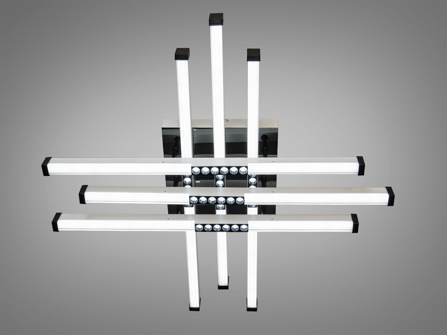 Сучасний світильник із шістьма світлодіодними панелями, встановлений на стелі, забезпечує рівномірне освітлення в будь-якому інтер′єрі.