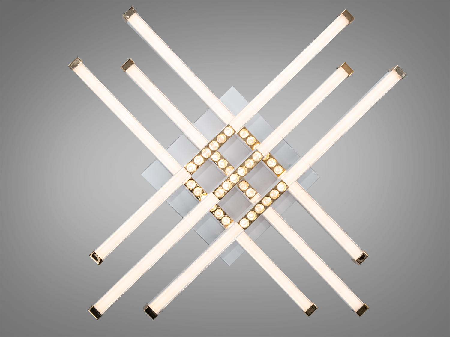 Стельовий світильник з діагональними LED-смугами, центральна частина має квадратну форму. Підходить для офісних приміщень.