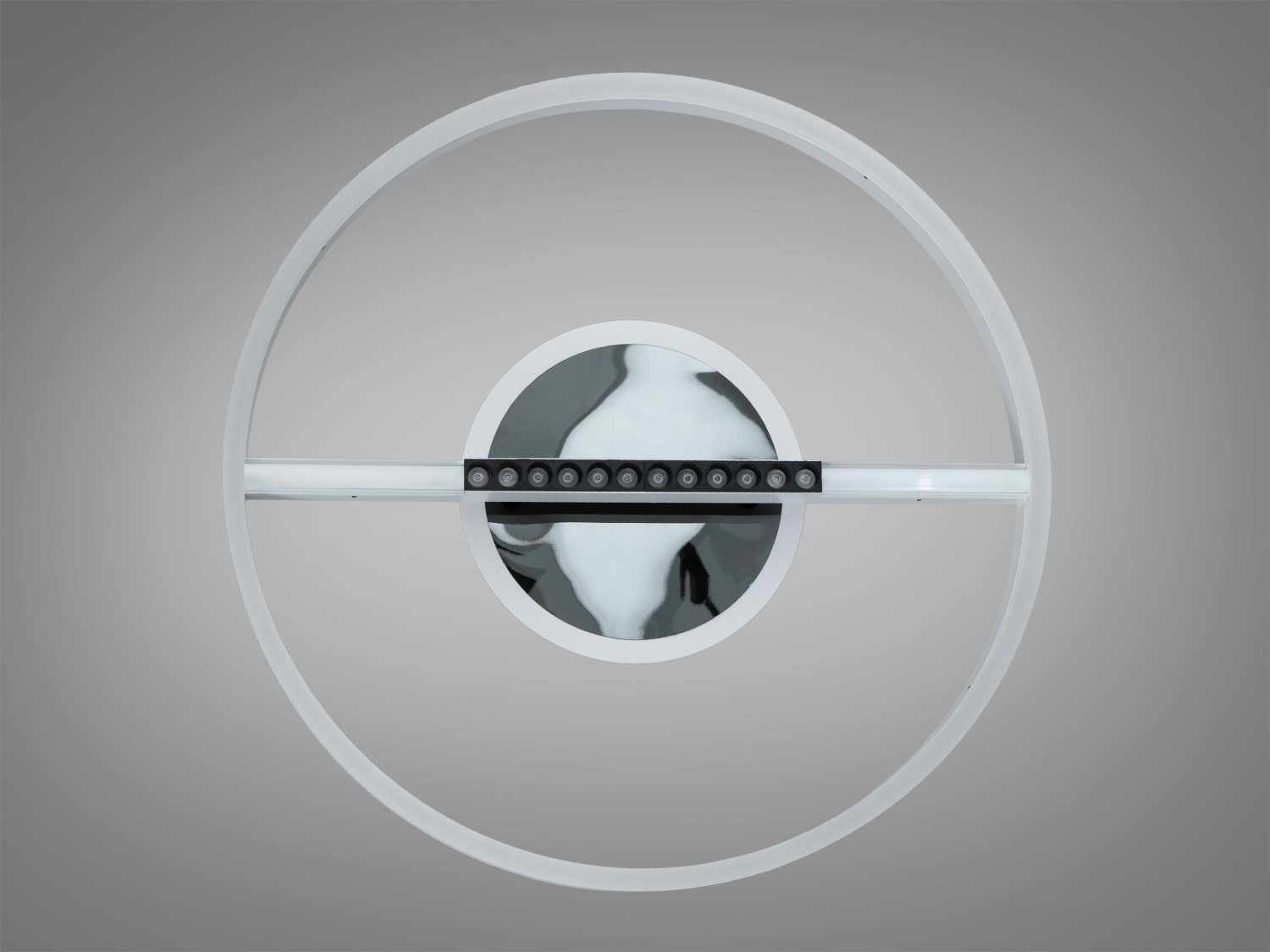 Стельова лампа з круглою формою та центральним дзеркальним елементом, що додає стильності інтер′єру.