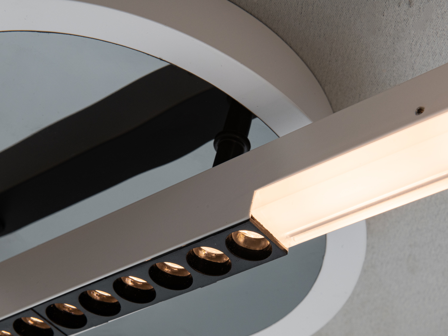 Детальний вигляд світлодіодного елемента стельової лампи, що забезпечує ефективне освітлення та економію енергії.