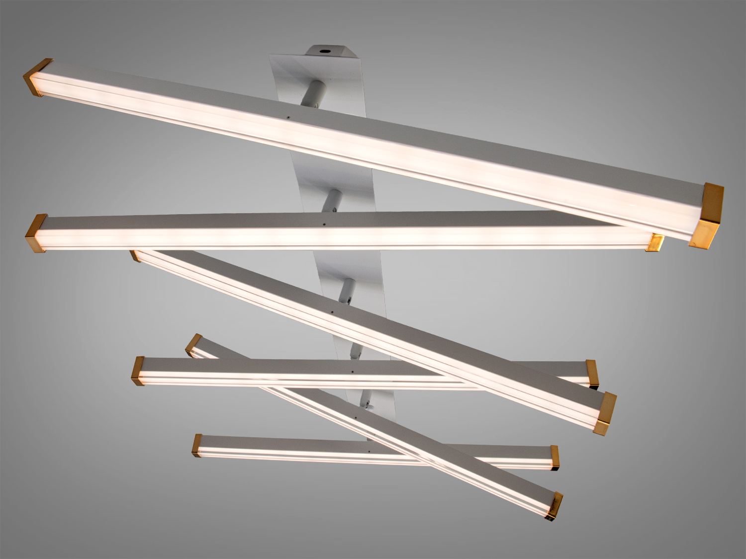 Стельовий світильник з лінійними світлодіодними панелями, золоті акценти на кінцях, підходить для освітлення великих приміщень.