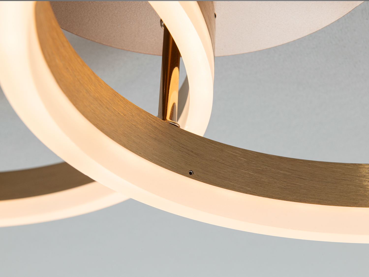 Стельова LED люстра кільця золото 50W пульт 9м²