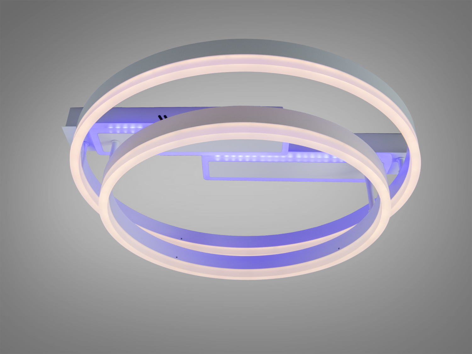 Вид збоку на світильник із світлодіодними кільцями, що підсвічуються синім кольором. Енергоефективний варіант для дому.