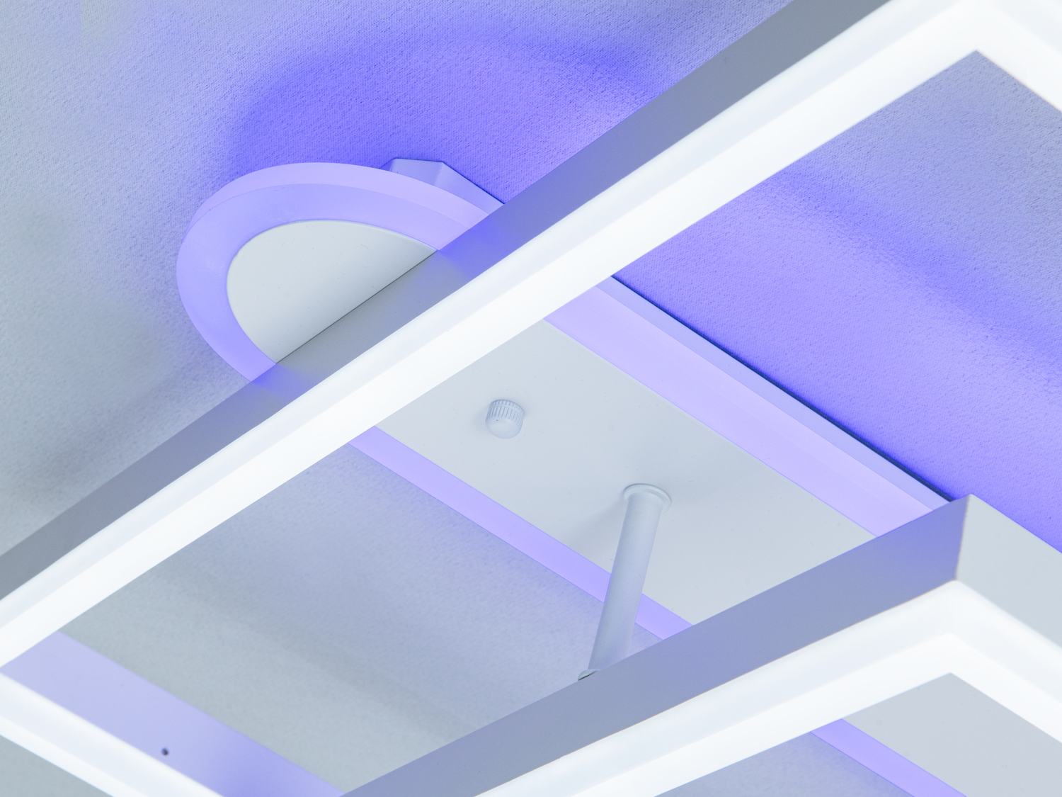 Стельова люстра біла 86 W 2 плафони пульт