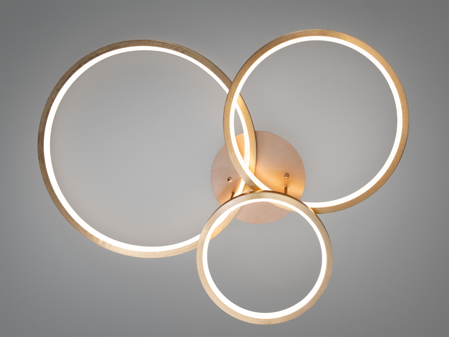 Стельовий світильник із трьома акриловими LED-кільцями, що створюють сучасний стиль, ідеально підходить для мінімалістичного інтер′єру.