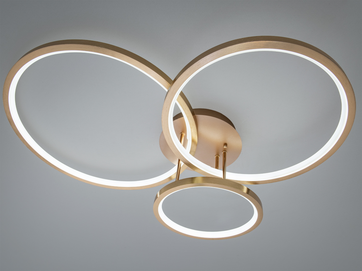 Стельовий світильник з трьома акриловими LED-кільцями, виготовлений з металу та акрилу, забезпечує рівномірне освітлення в приміщенні.