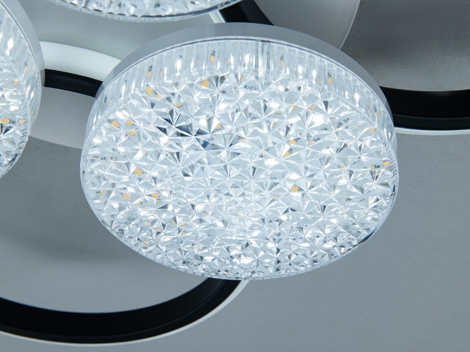 Люстра LED Diasha біло-чорна 82W пульт 3+3