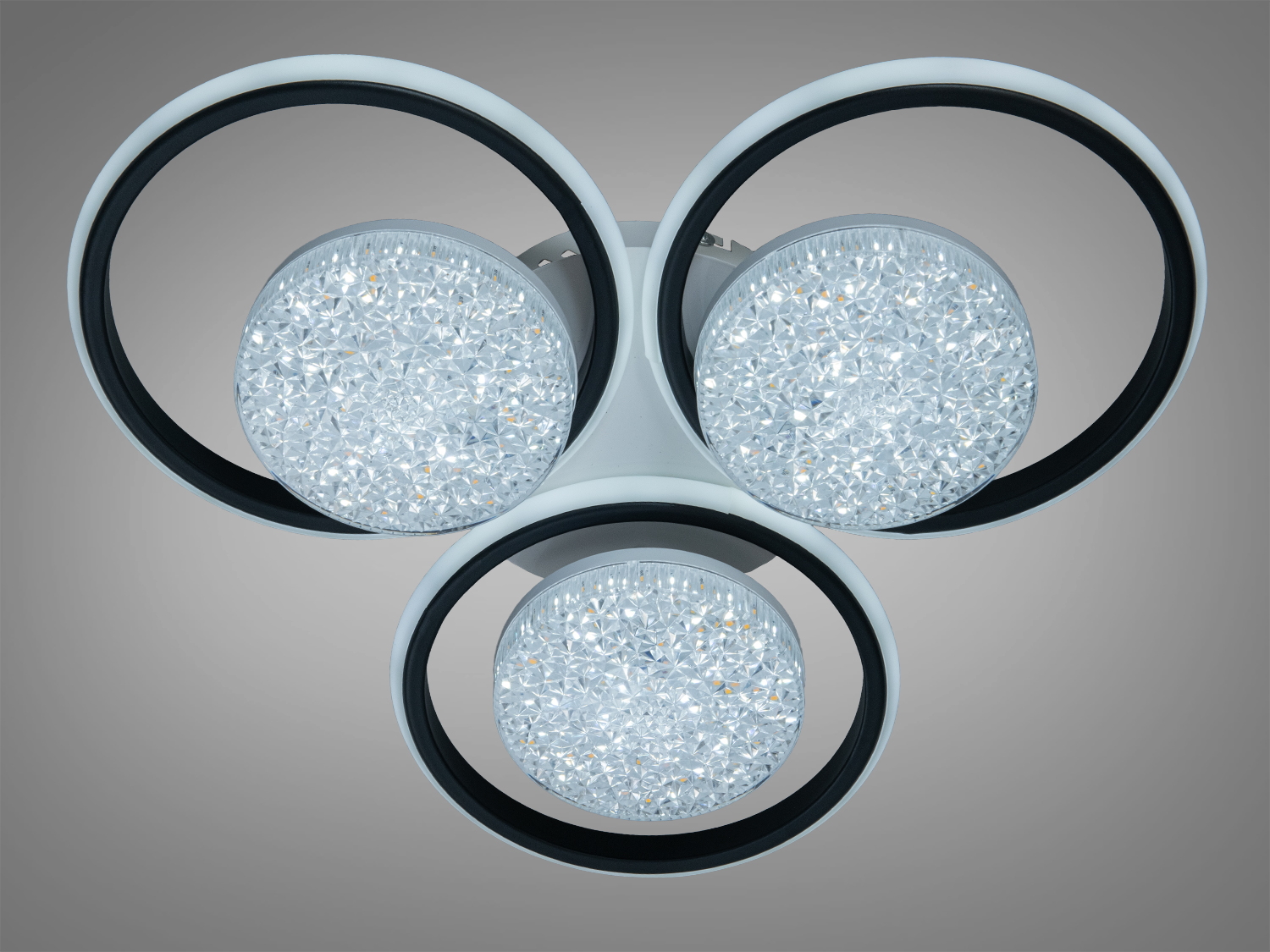 Стельовий світильник з трьома LED елементами в чорних кільцях, створює рівномірне освітлення, ідеальний для вітальні.
