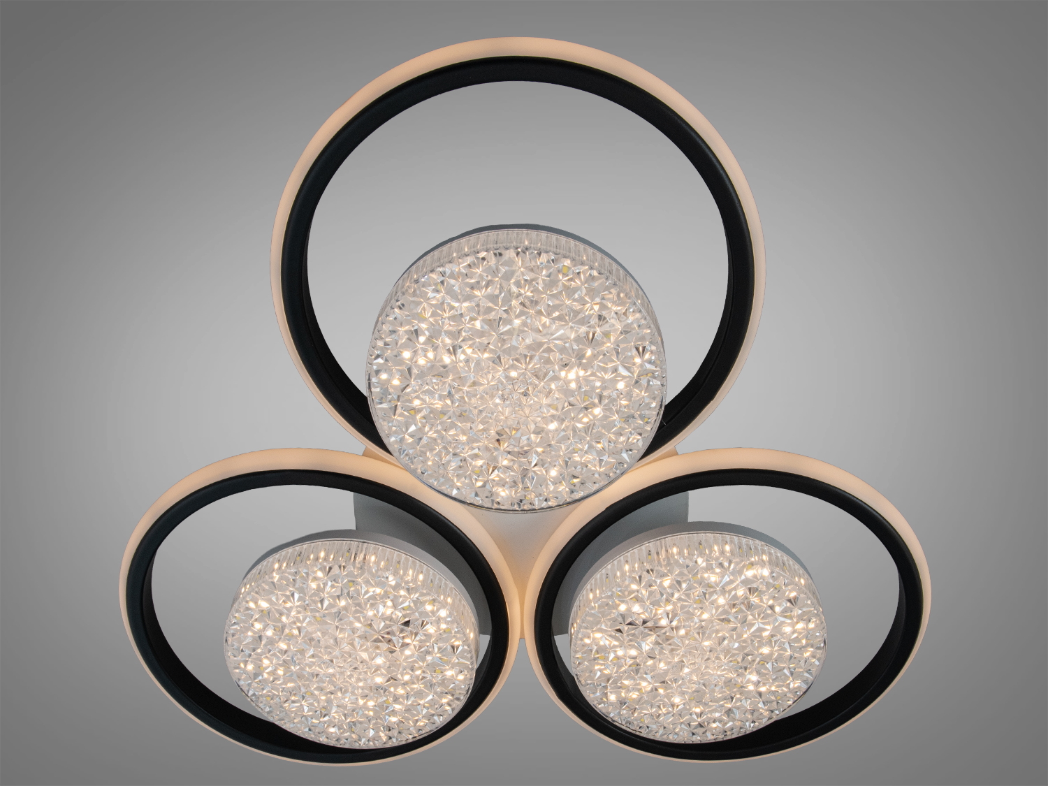 Стельовий світильник з трьома LED лампами в матових кільцях, підходить для монтажу в спальнях.