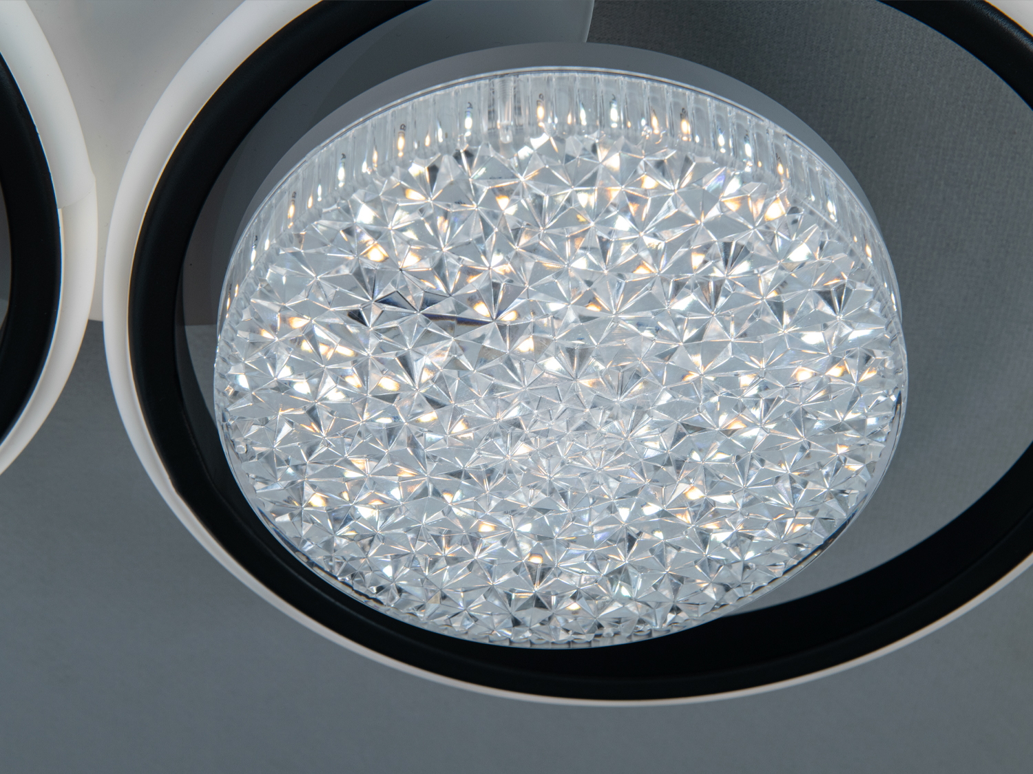 Стельова LED люстра кільця біла чорна 82Вт пульт