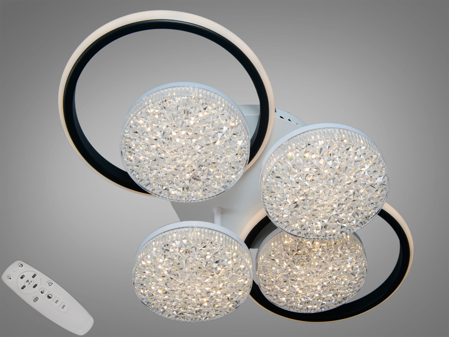 Стельовий світильник з чотирма круглими LED елементами, що мають кристалічну текстуру. Управління здійснюється пультом дистанційного керування.