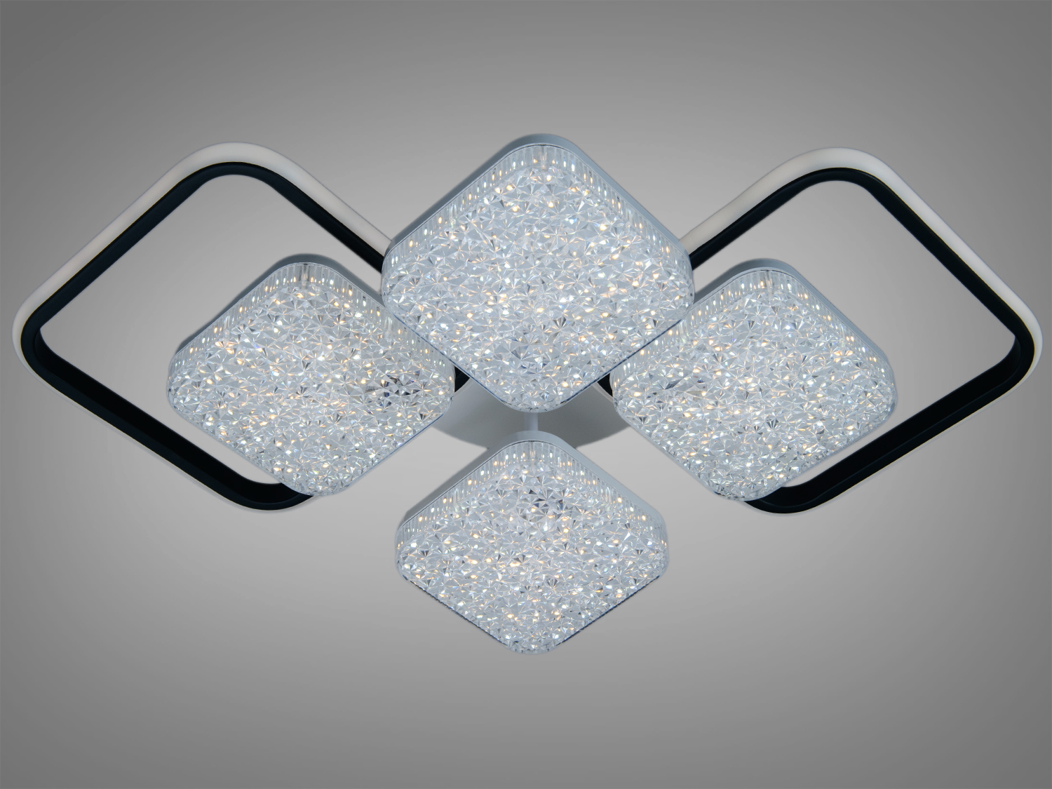 Декоративний світильник з чотирма квадратними модулями, матовий чорний каркас, підвісний монтаж. Підходить для офісу.