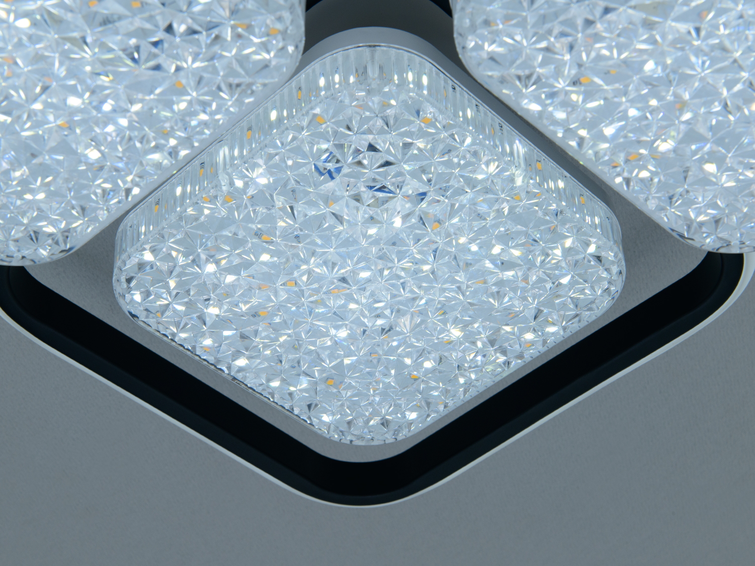 Люстра Diasha 96Вт пульт білий чорний 16м2