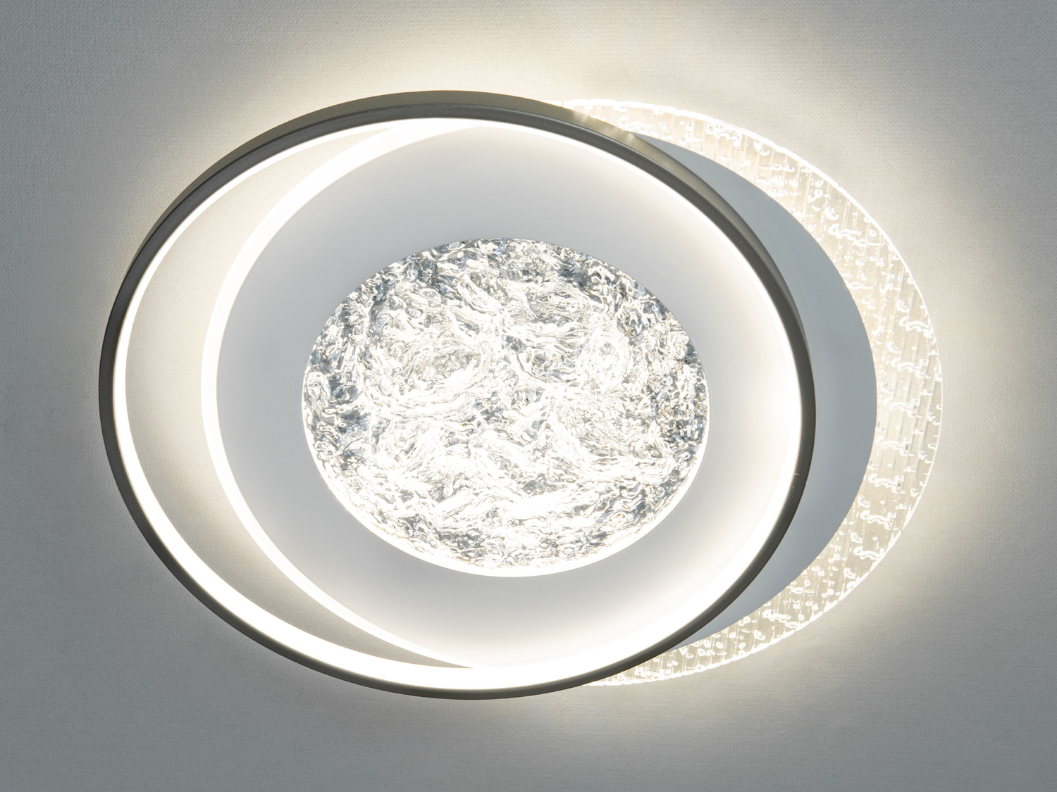 Світлодіодна стельова люстра 90 Вт з чорною вставкою та двома кільцями світла. Для кімнат до ~15 м², керування — настінний вимикач.