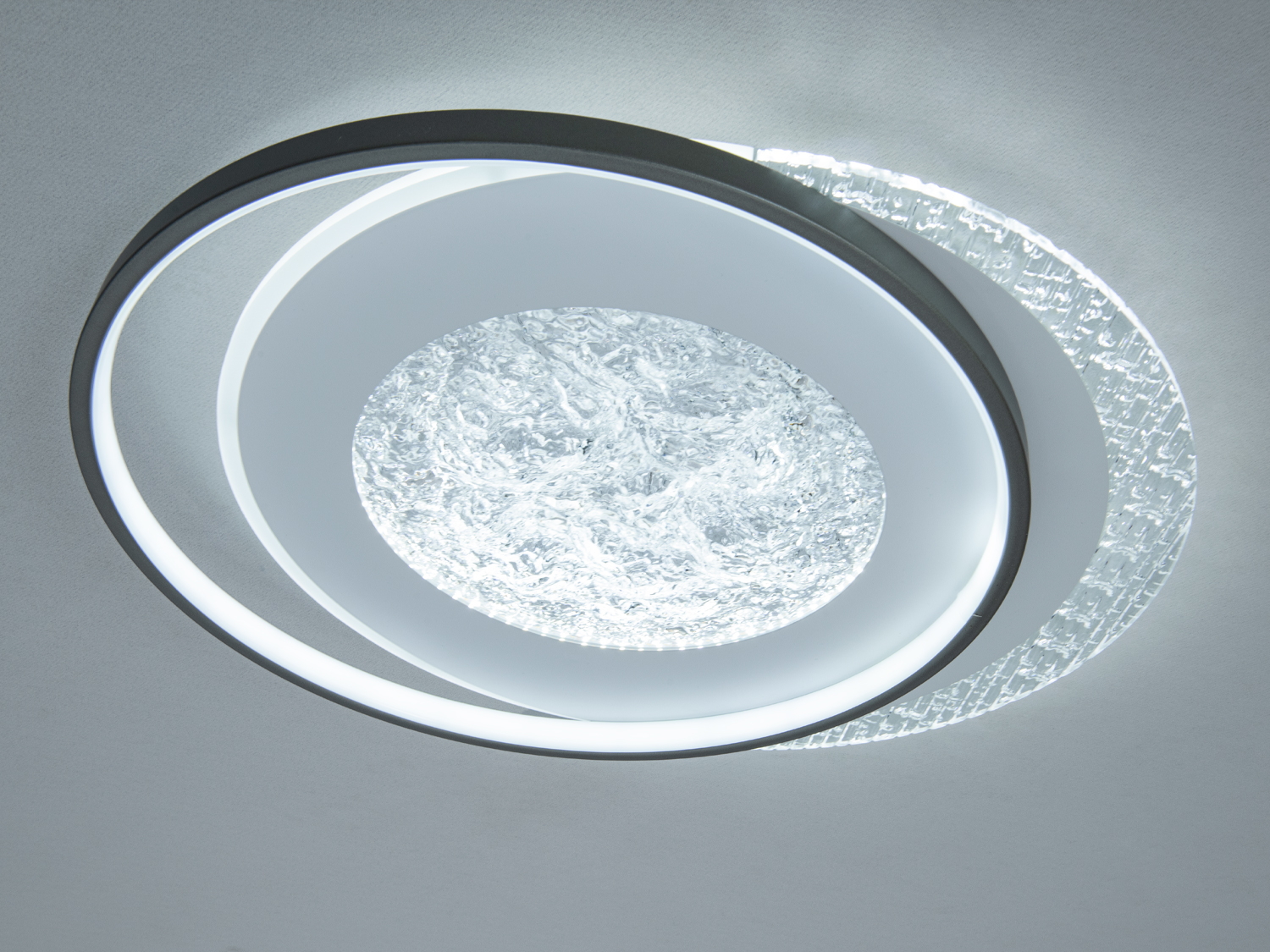 Круглий світильник з прозорою текстурою, що забезпечує яскраве освітлення. Використовується для акцентного освітлення.