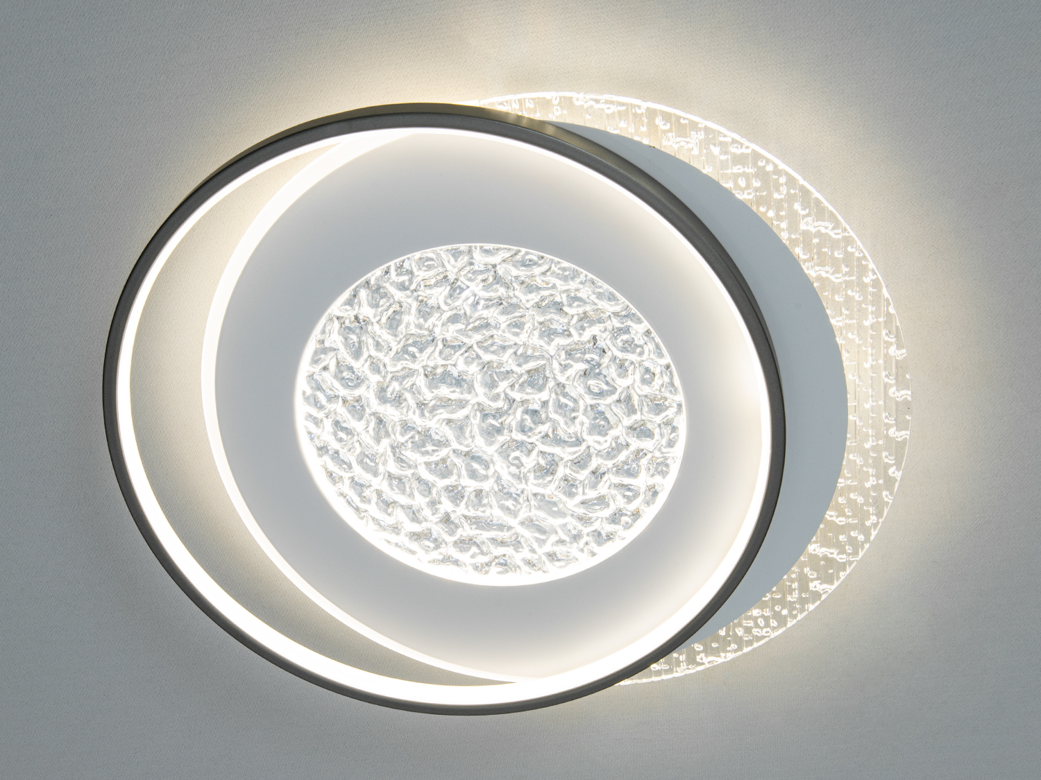 Стельова лампа з прозорим обідком, що підкреслює текстурований центр. Ідеальна для елегантного освітлення.