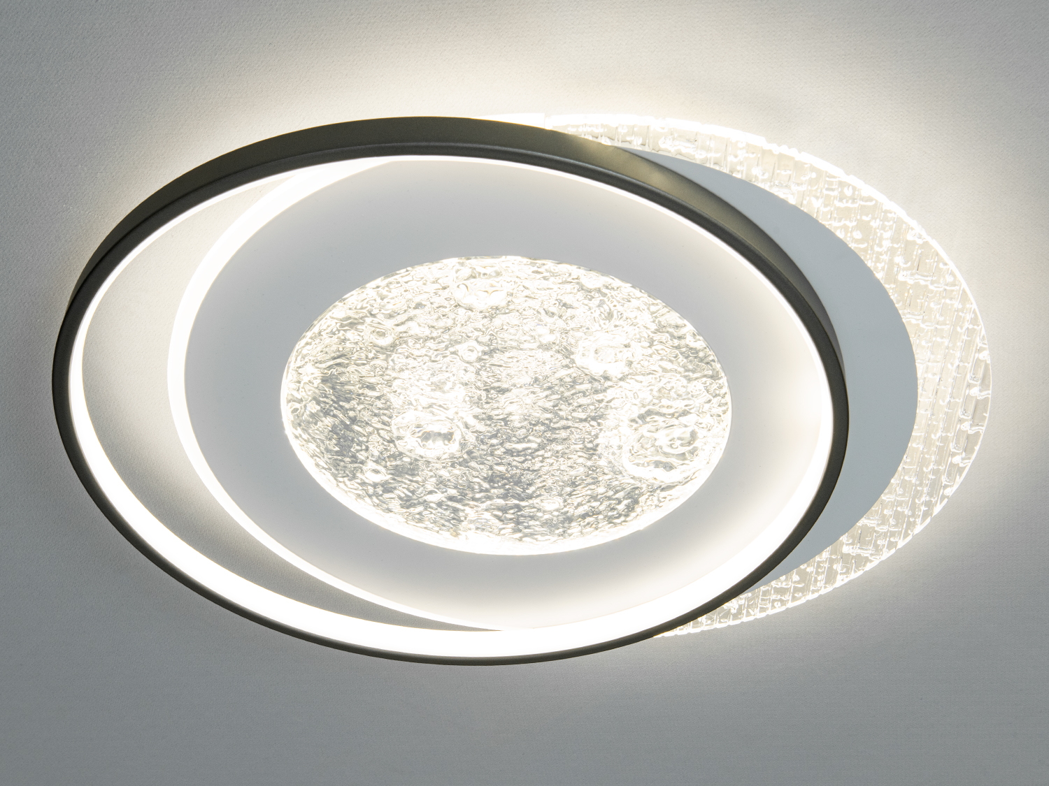 Настінний світильник з LED підсвіткою та прозорим скляним елементом. Підходить для монтажу в житлових приміщеннях.