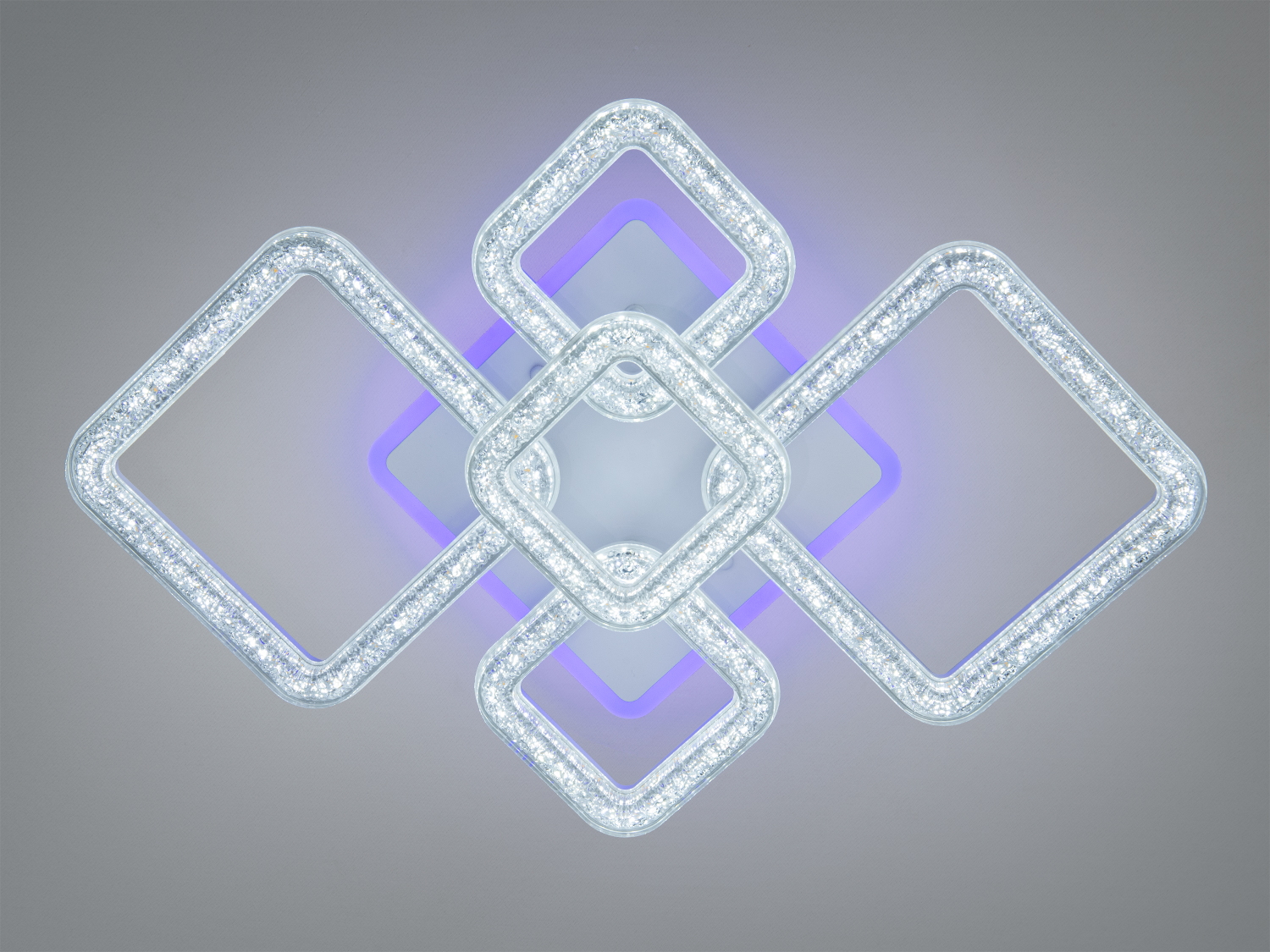 Стельовий світильник з квадратними акриловими LED-елементами, що світиться білим та фіолетовим, створює атмосферу в сучасному інтер′єрі.