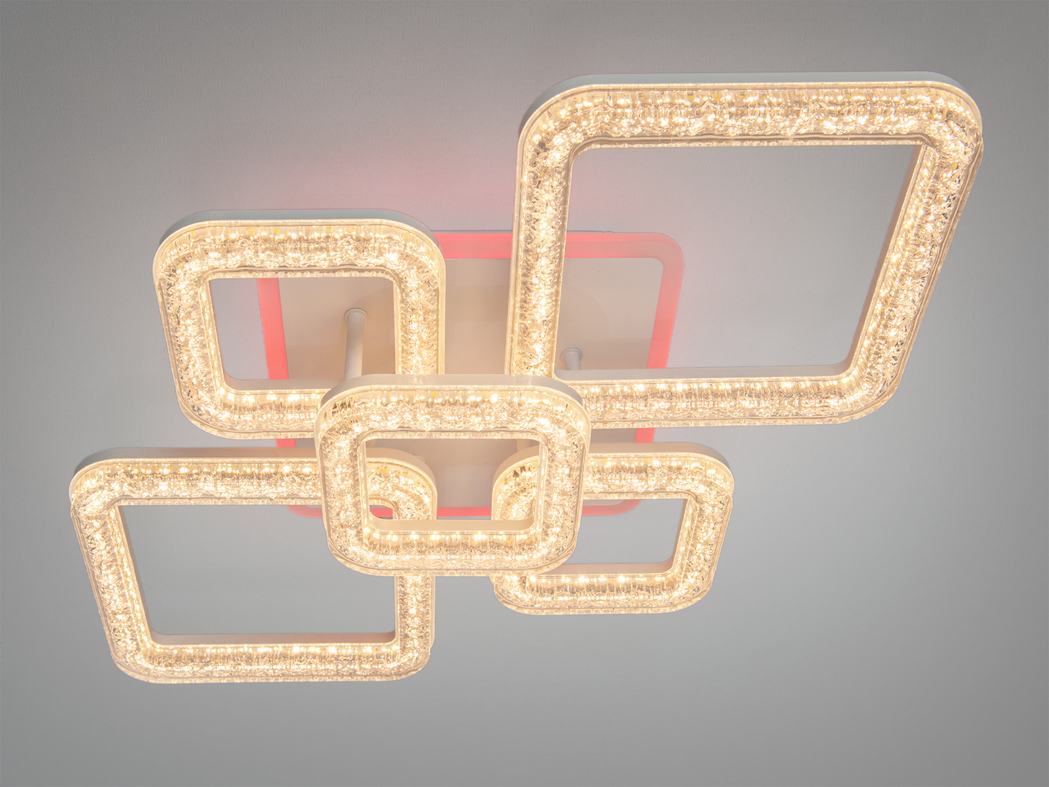 Стельовий світильник з квадратними LED-елементами, що випромінює тепле світло, ідеально підходить для затишних приміщень.