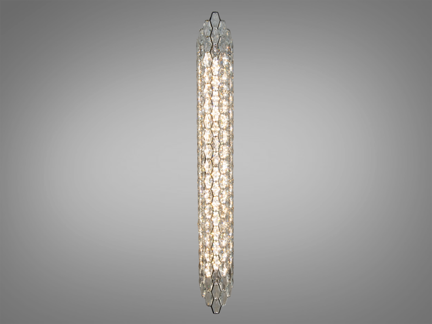 Світильник з кристалами, що створюють призматичний ефект, має квадратну основу, ідеальний для акцентного освітлення.