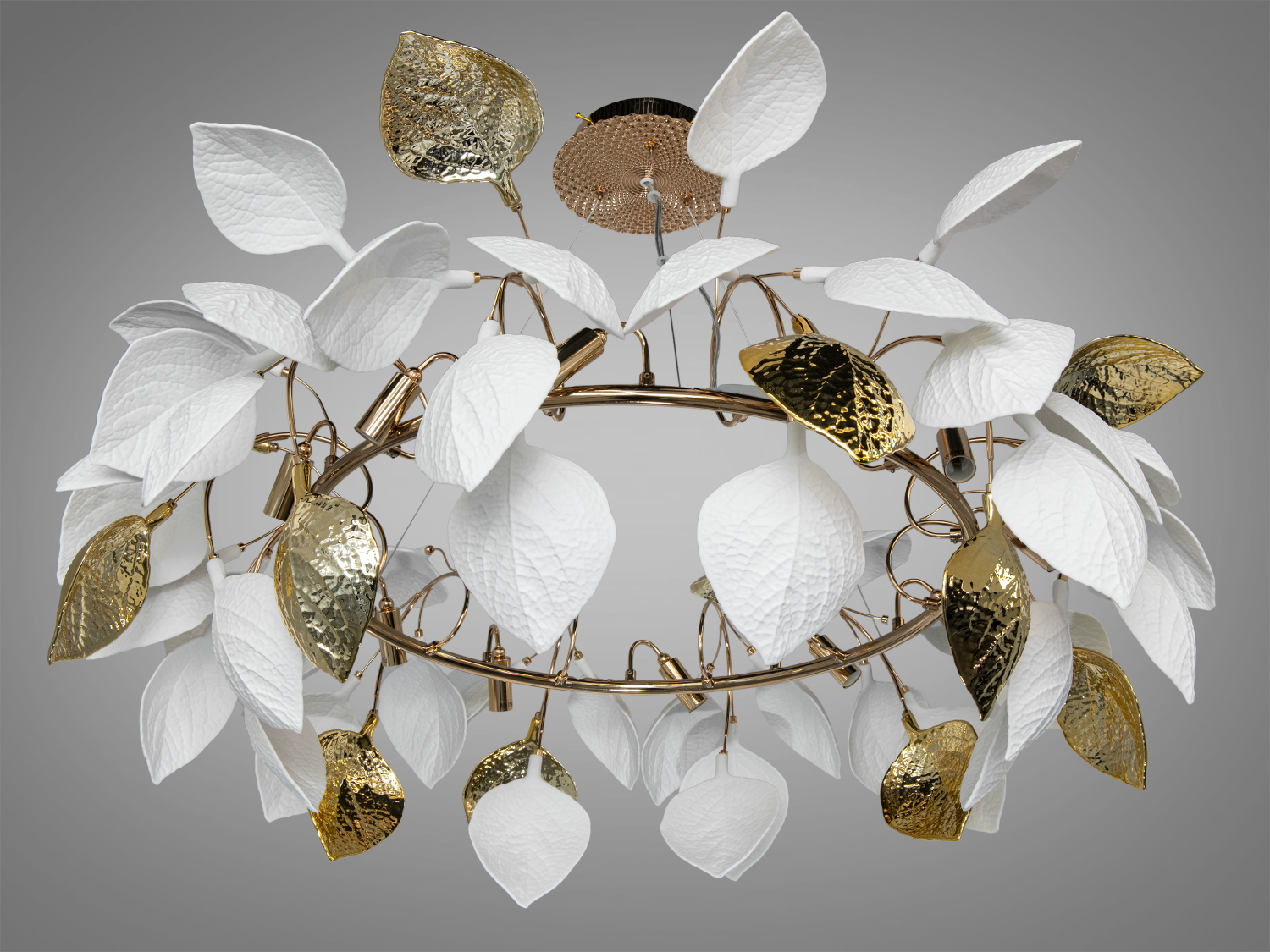 Стельова люстра з білими та золотими листками, що створюють ефект розсіяного світла. Підходить для просторих приміщень.