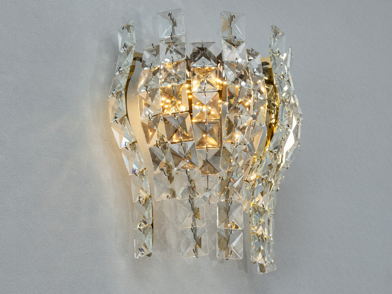 Настінний світильник з кришталевими елементами, що створюють мозаїчний візерунок. Призначений для інтер′єрів з елегантним стилем.