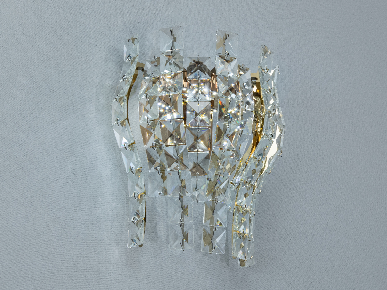 Кришталевий настінний світильник з геометричними формами, що відбивають світло. Ідеально підходить для сучасних інтер′єрів.