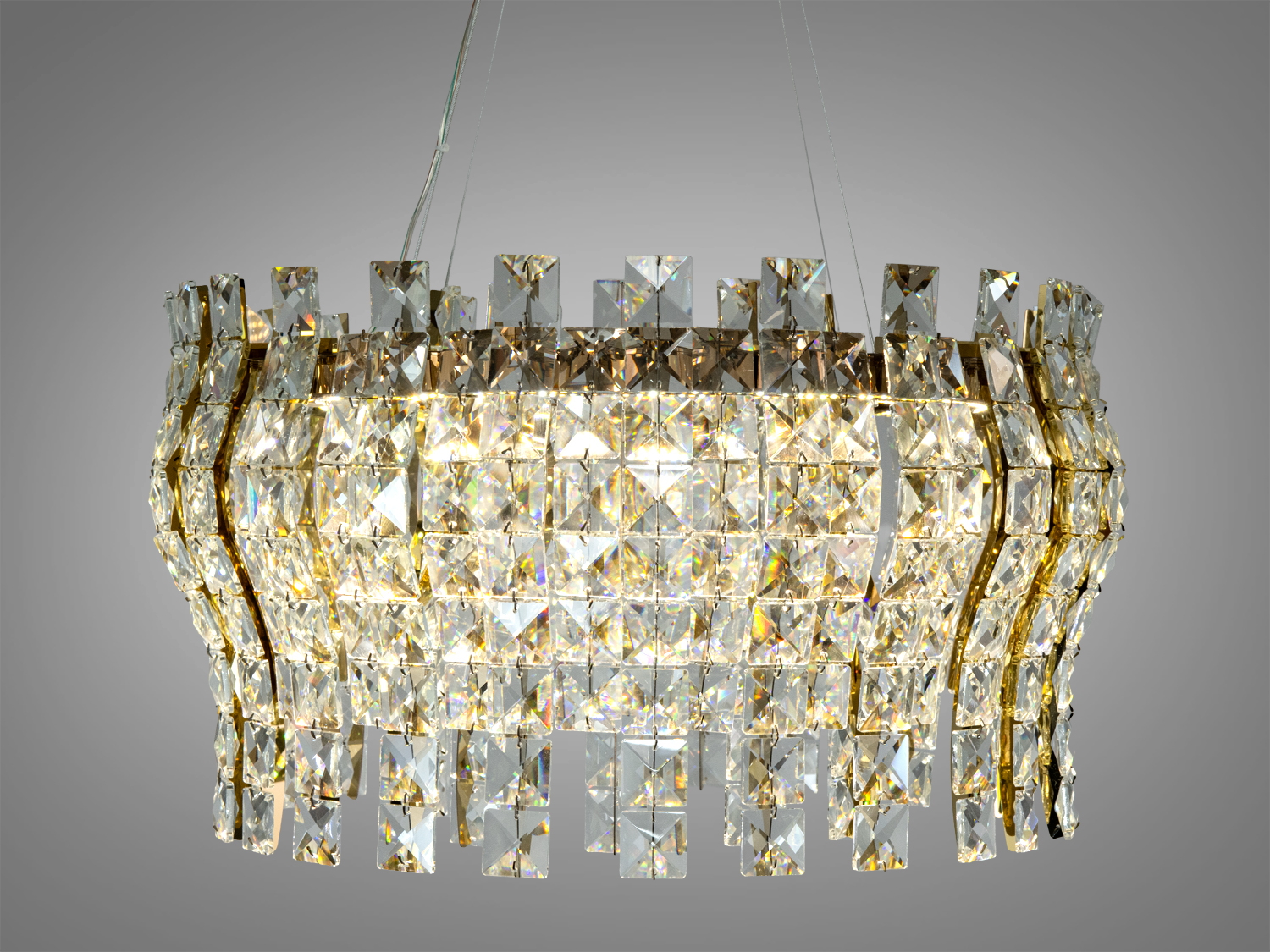 Прямокутна люстра з кришталевими елементами, що відбивають світло, ідеальна для просторих приміщень з високими стелями.
