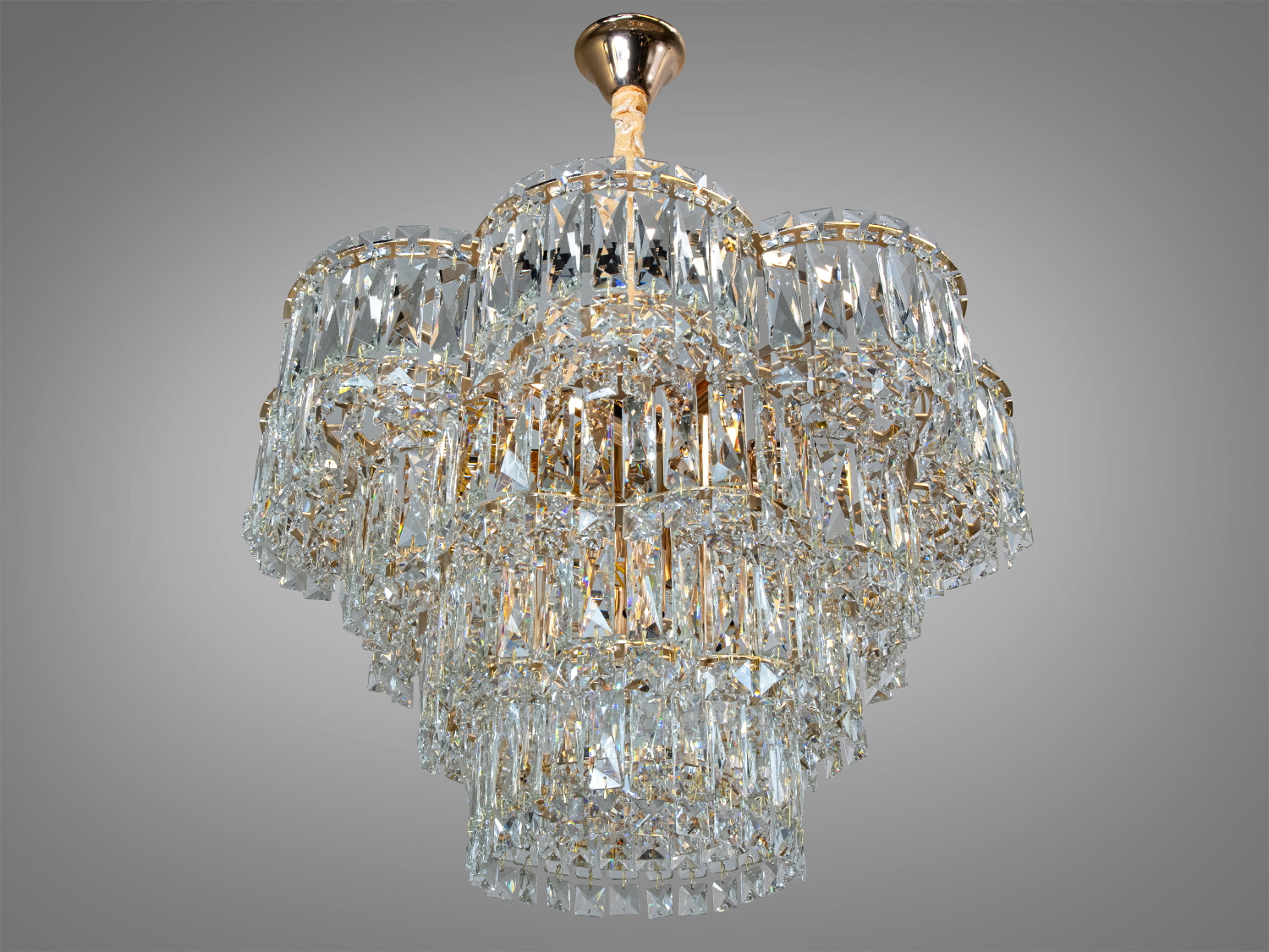 Розкішна кришталева люстра з багаторівневою структурою, підходить для просторих інтер′єрів.
