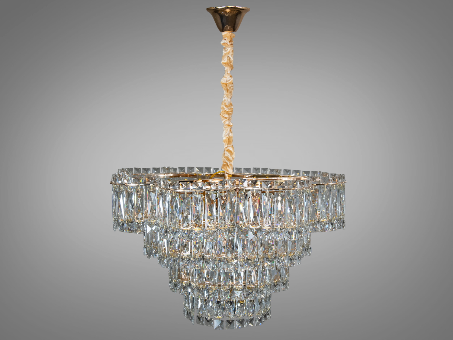 Елегантна люстра з прозорого кришталю, оснащена витим підвісом, створює вишукану атмосферу.