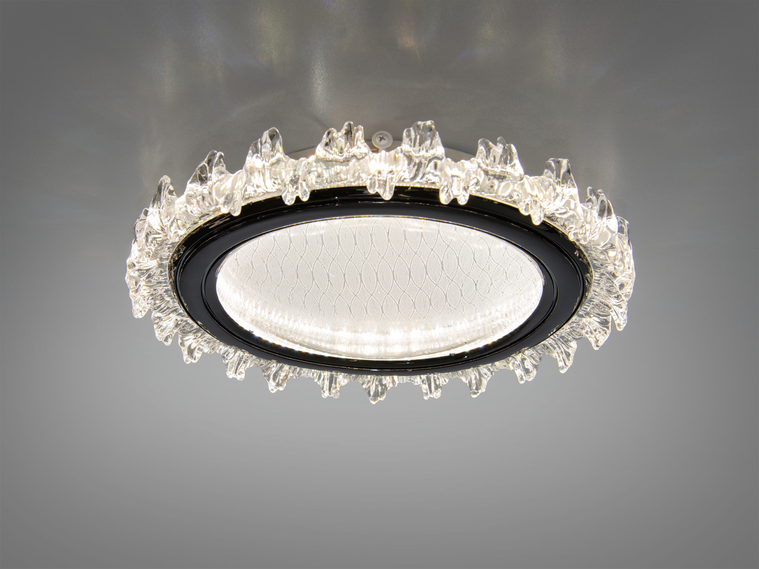 Кругла стельова лампа з прозорим рельєфним акриловим краєм, що імітує лід. Підходить для сучасних інтер′єрів, забезпечує рівномірне освітлення.