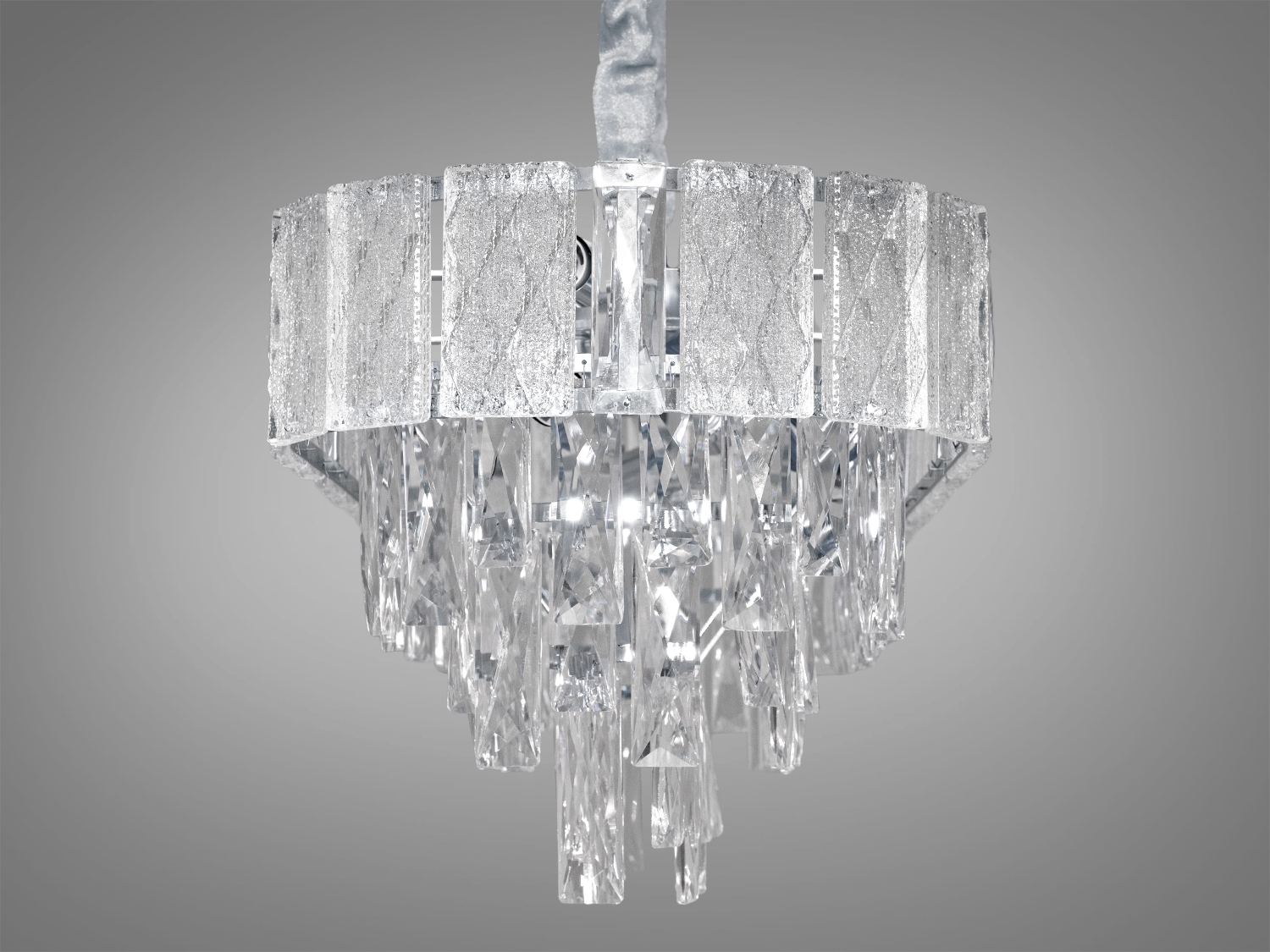 Хромована основа люстри відполірована до високого блиску, що забезпечує дзеркальне відображення світла від кришталів, створюючи ефект навколишньої пишноти.