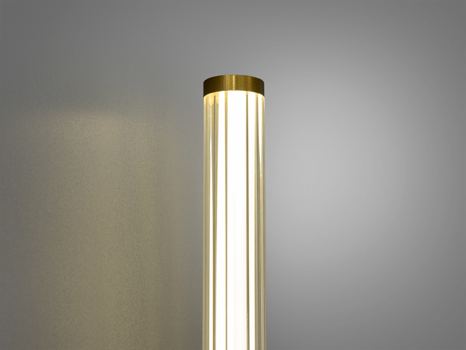 Верхня частина світильника з гладкою металевою кришкою, підходить для коридорів, забезпечує рівномірне світло.