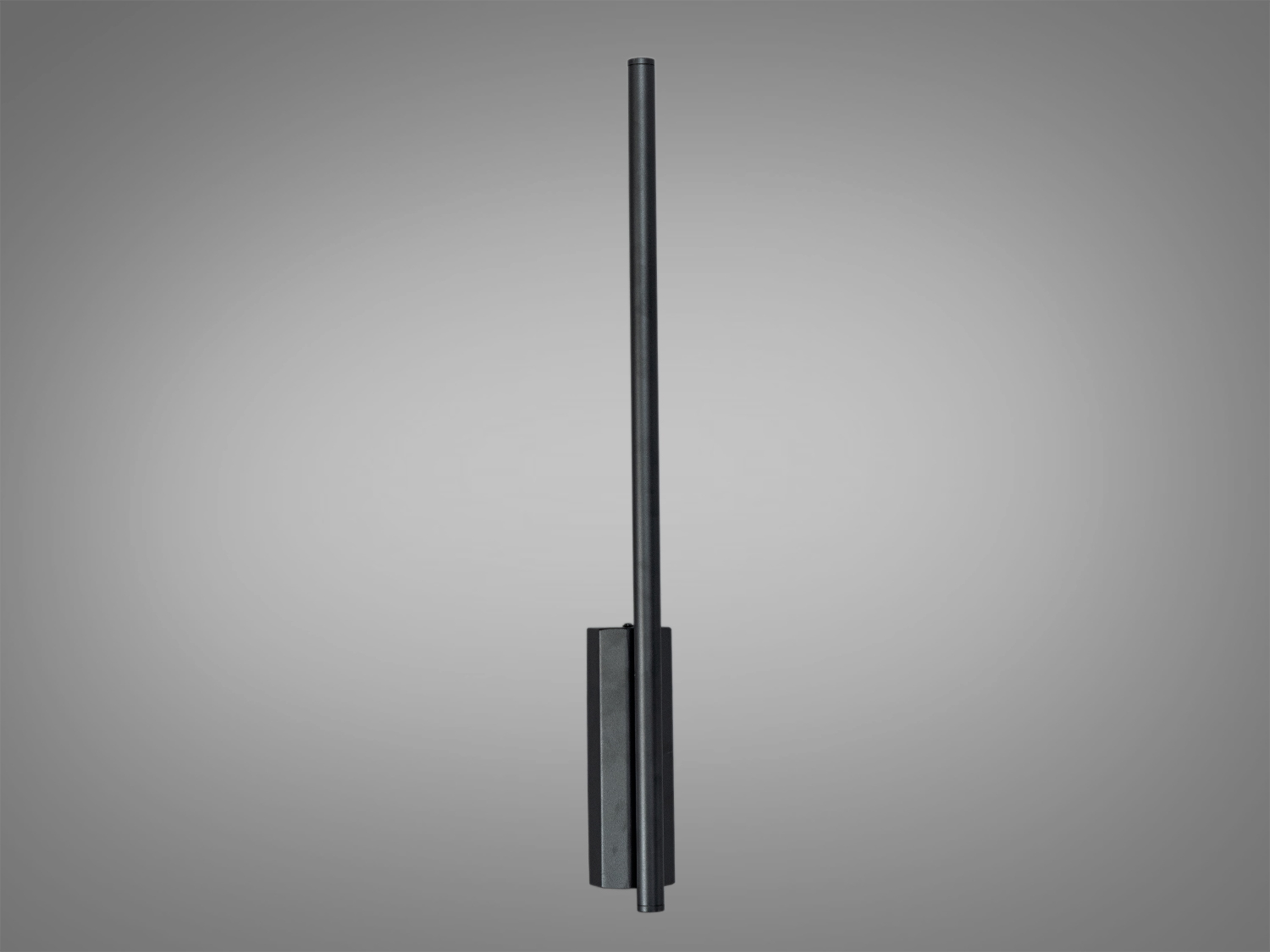 Чорний настінний світильник з лаконічним дизайном, ідеально підходить для мінімалістичного інтер′єру, забезпечуючи рівномірне освітлення.