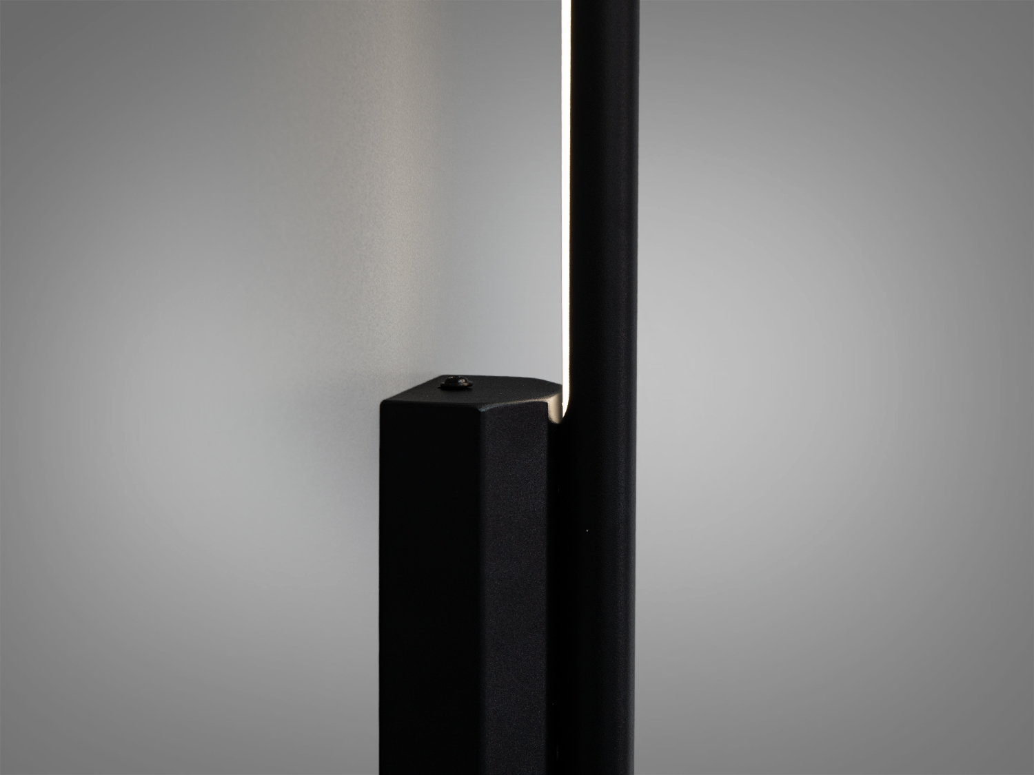 Деталь настінного світильника з чорним матовим покриттям, що підкреслює сучасний стиль і забезпечує акцентне освітлення.