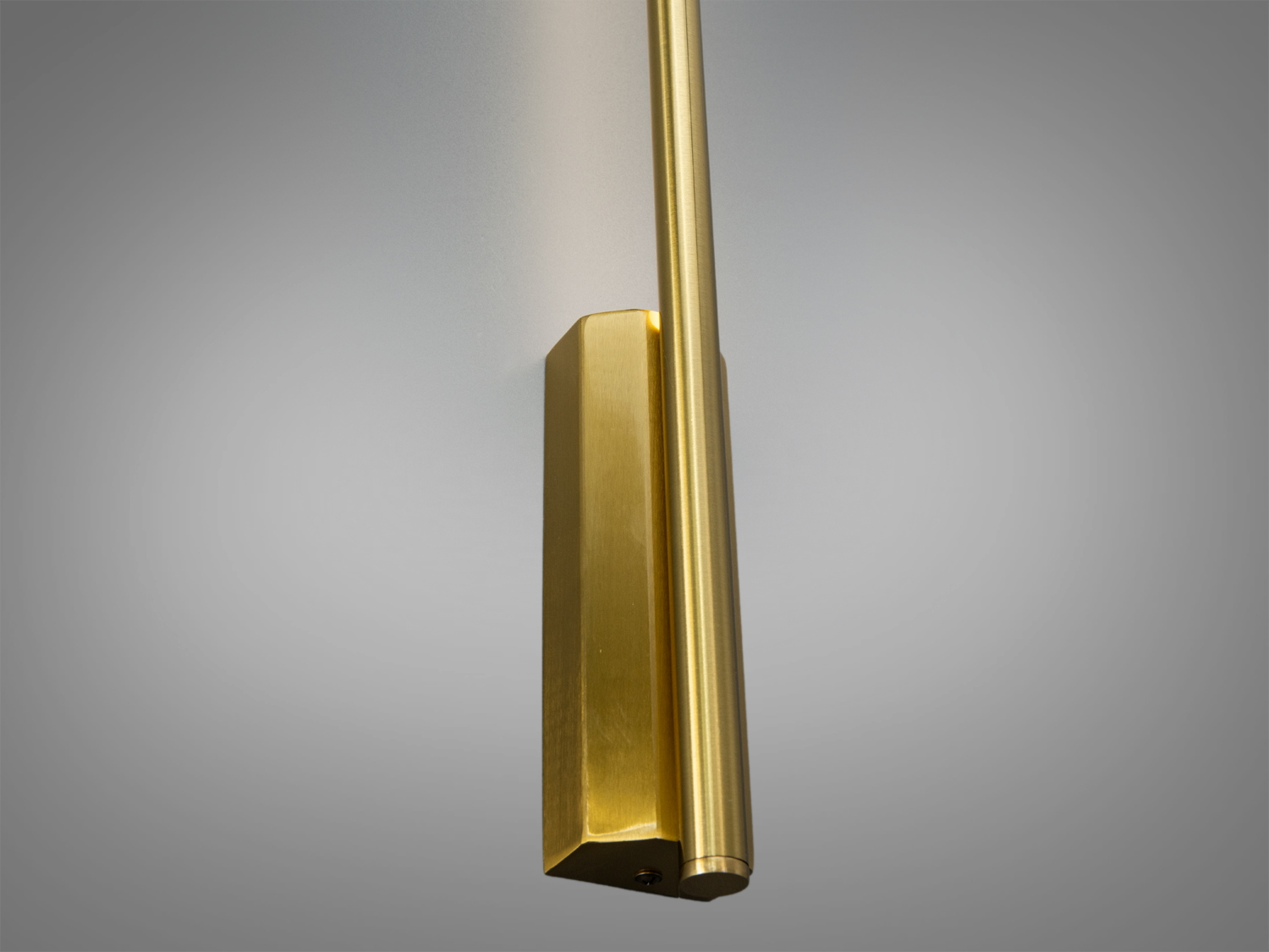 Золотистий настінний світильник з металу, крупний план. Призначений для монтажу на стіну, додає стильного акценту.