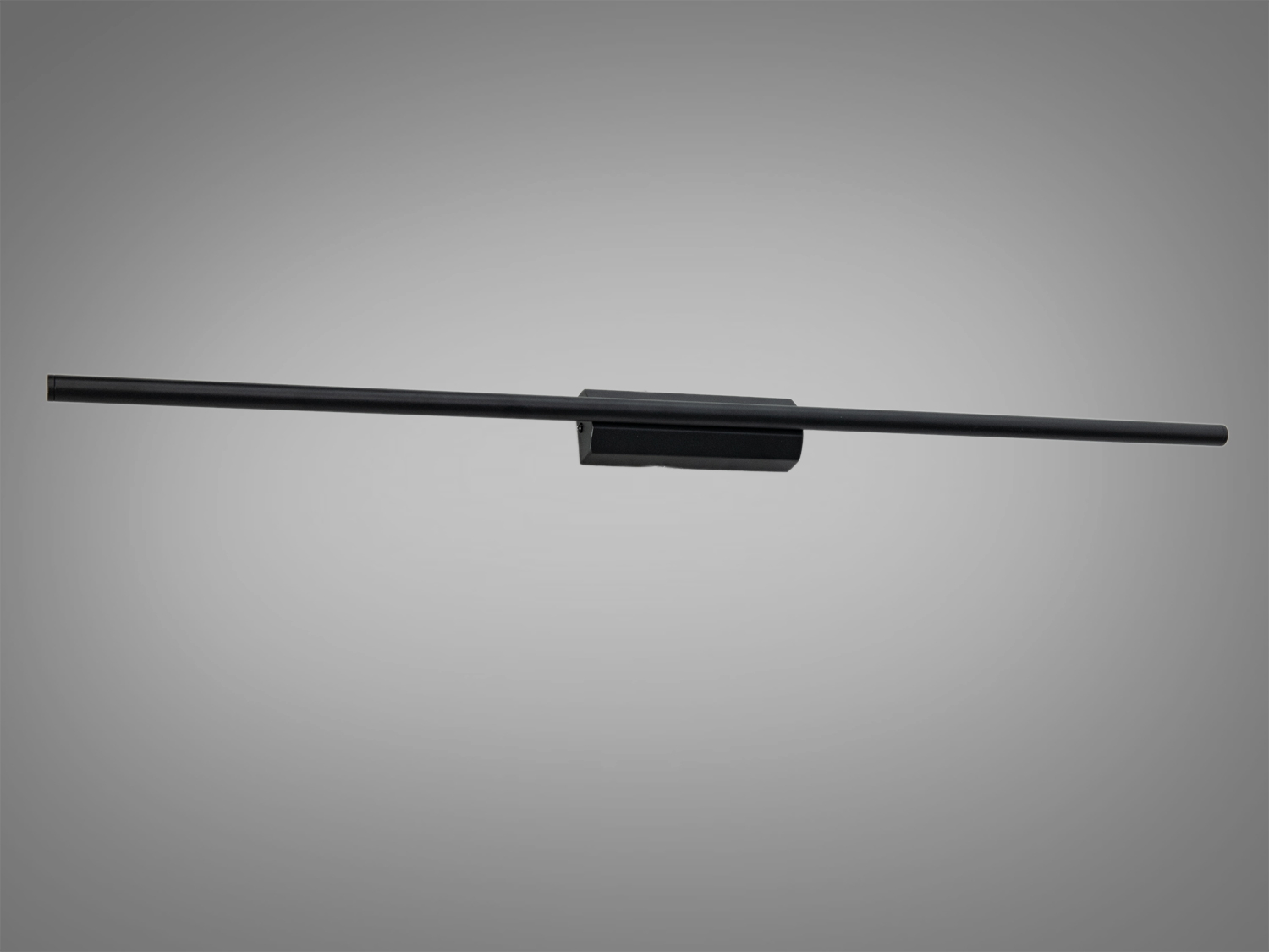 Чорний настінний світильник з лінійним дизайном, що забезпечує рівномірне освітлення, ідеальний для мінімалістичних просторів.