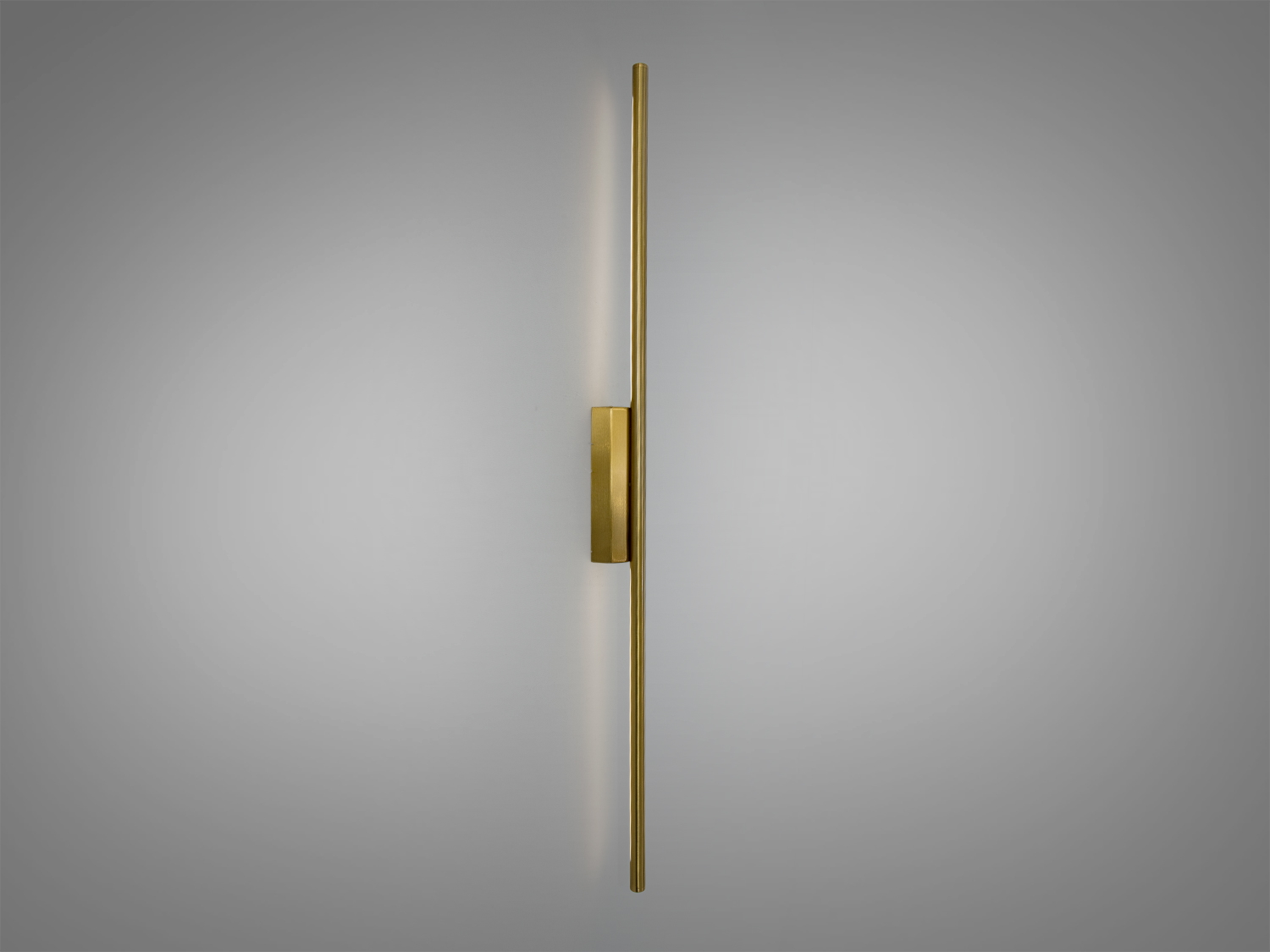 Настінний світильник лінійний в кольорі золото, вертикальний монтаж, підходить для сучасного інтер′єру. Лінійний дизайн підкреслює мінімалістичний стиль.