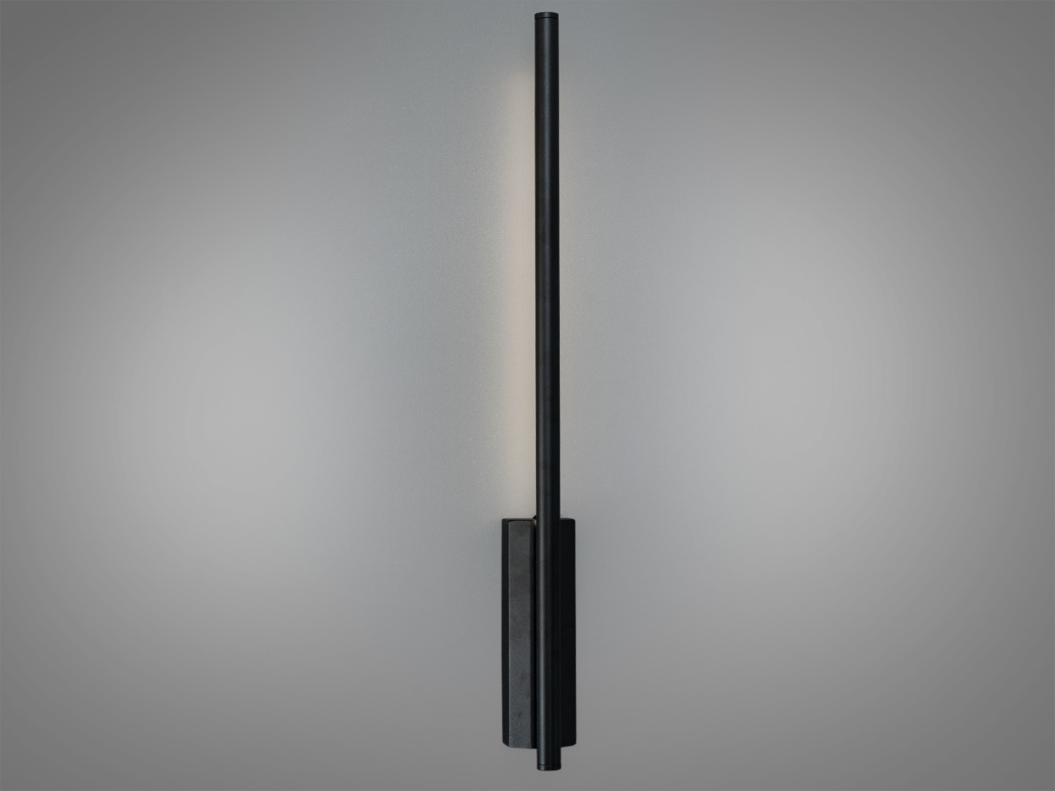 Лінійне світлодіодне бра Diasha Line, чорний, 7 Вт, 385 лм, 4100K. Висота 590 мм, металевий корпус і мала відстань від стіни. Настінний вимикач, м’яке рівномірне підсвічування для коридору, спальні, вітальні, біля дзеркал.
