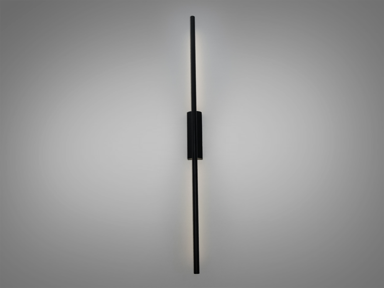 Лінійне світлодіодне бра Line у чорному кольорі: 12 Вт, 660 лм, 4100K, висота 970 мм. Вертикальний або горизонтальний монтаж. Металевий корпус, мала висота від стіни, керування настінним вимикачем.