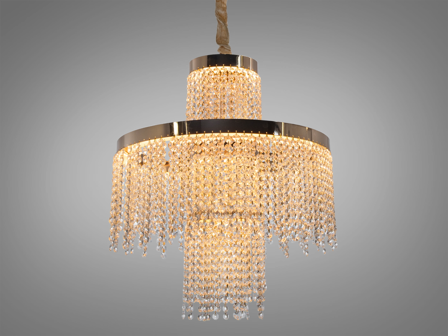 Підвісна люстра з кришталевими підвісками, що створюють каскадний ефект. Ідеально підходить для класичного інтер′єру вітальні.