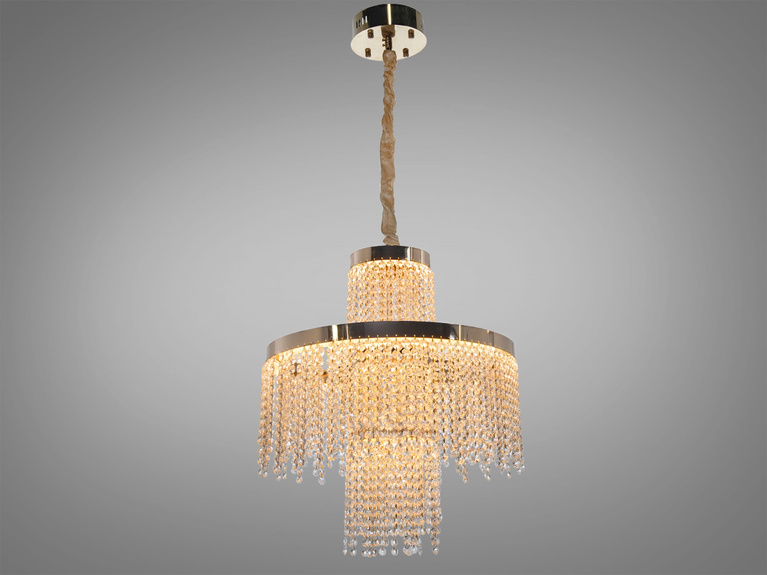 Люстра з двома рівнями кришталевих підвісок, що забезпечують м′яке розсіювання світла. Підходить для просторих кімнат.