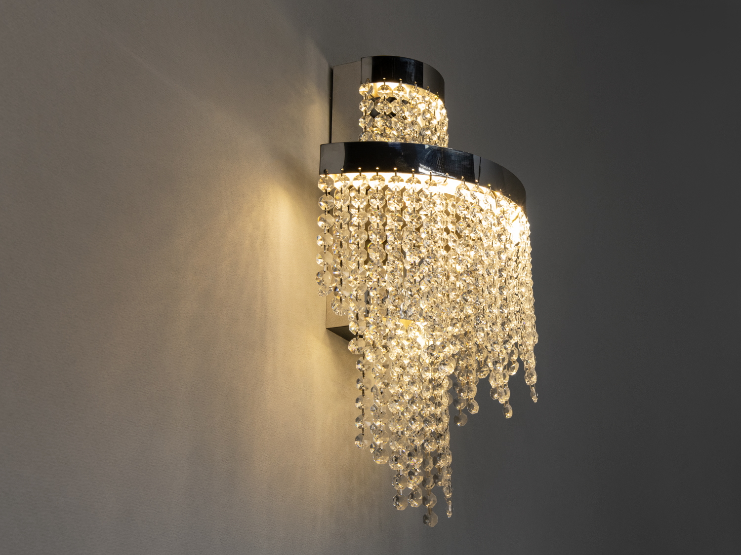 Світильник з каскадними кришталевими підвісками, що підкреслюють елегантність. Ідеально підходить для сучасних інтер′єрів.