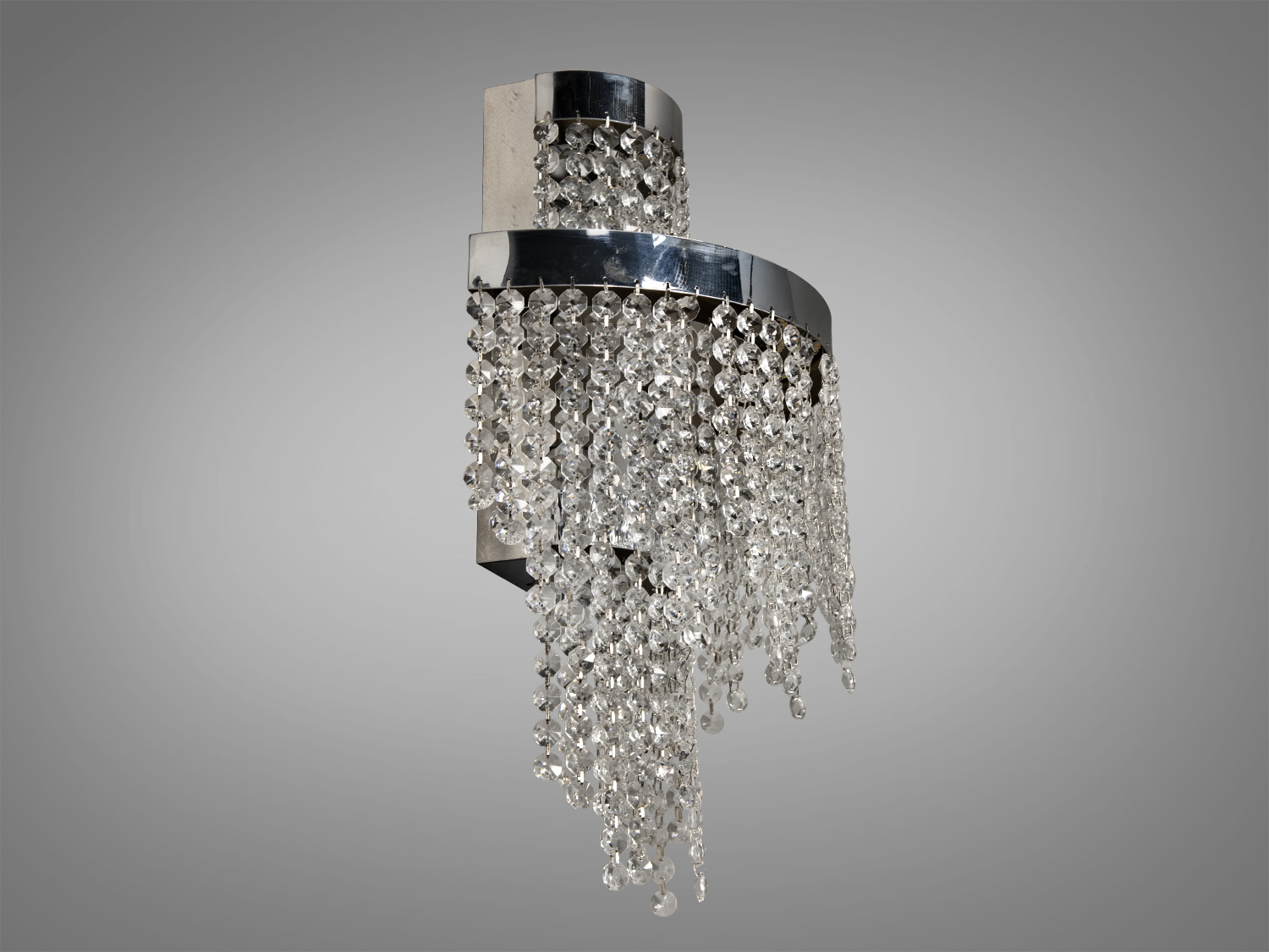 Настінний світильник з двома рівнями кришталевих підвісок. Металева основа забезпечує надійний монтаж.