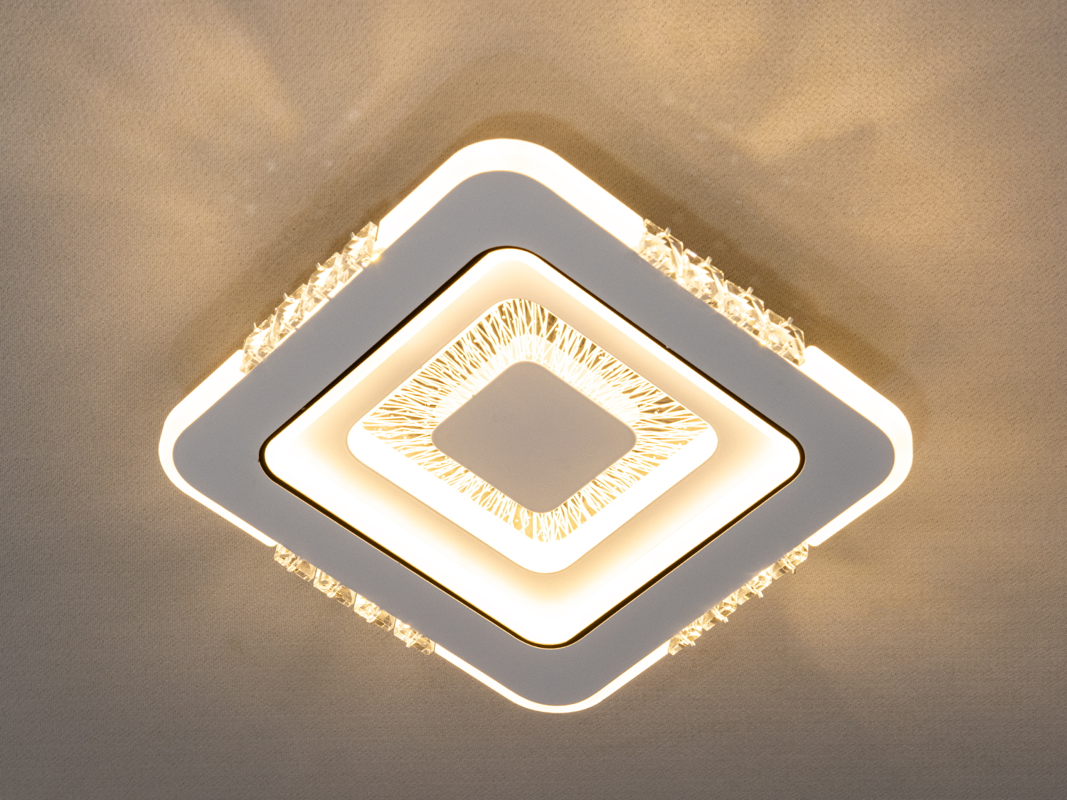 Світло, що проходить через акрилові елементи світлодіодного світильника, розсіюється рівномірно, огортаючи простір мяким світловим серпанком.