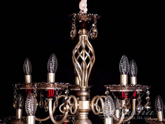 Люстра з класичними скляними абажурами