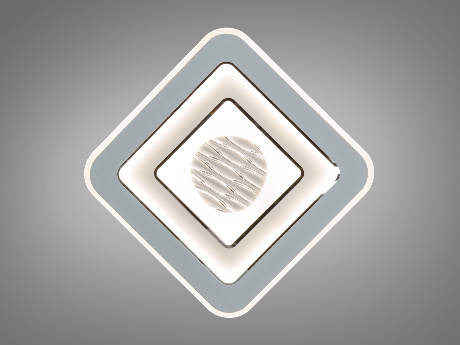 Світильник з діагональним розташуванням, оснащений центральним декоративним елементом, створює стильний акцент у кімнаті.